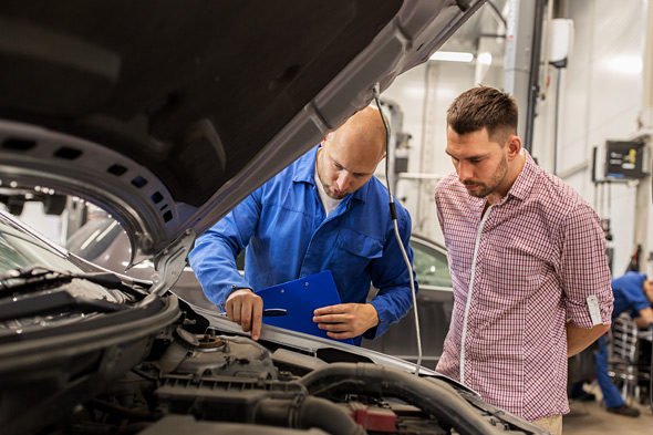 discussion between two men about car defect